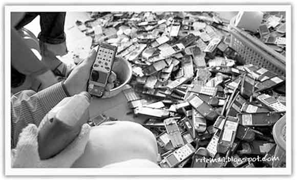 Disassembling Old Mobiles @ China's Electronic Waste Village Disassembling Old Mobiles @ China's Electronic Waste Village
